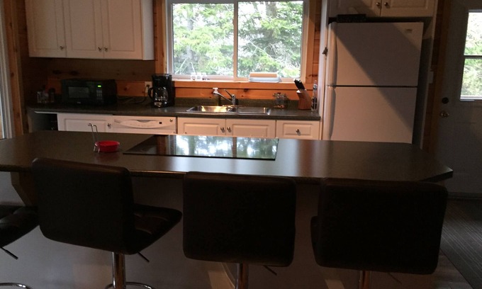 Weslemkoon Cottage | Warm and inviting, 3 bedroom 4 season cottage.