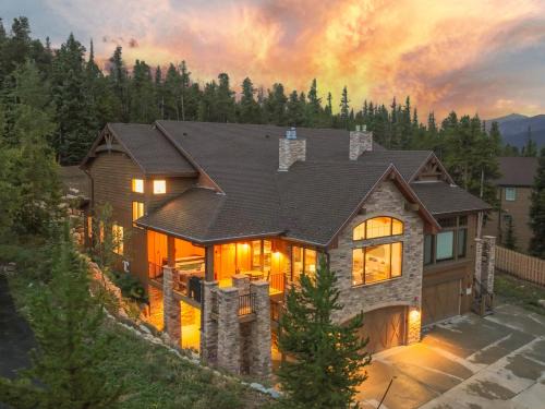 Woodmoor House | Warm and luxurious, spectacular views, all en-suites, hot tub, shuffle board, arcade machine!