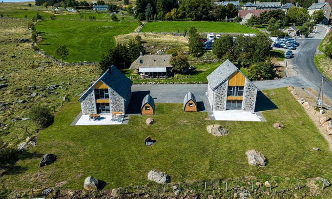 Saint-Chely-d'Aubrac Cottage | Warm, modern Buron with views of the Aubrac mountains