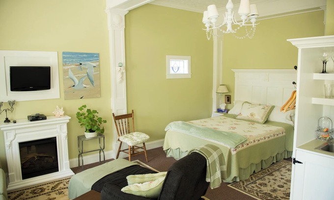 Port Clements Cottage | Warm, open suite in cottage on the bay.