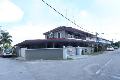 Muar House | WARNI 48 Whole Or Room