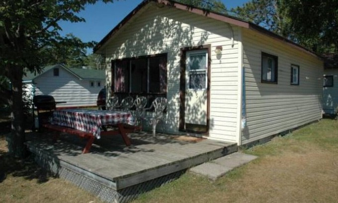 Wasaga Beach Cottage | Wasaga Beach Waterfront 2 bedroom Cottage - Ash Lane Cottages