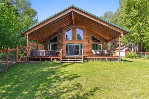 Houston House | Wasilla Spruce Moose Cabin Lakefront and Hot Tub!