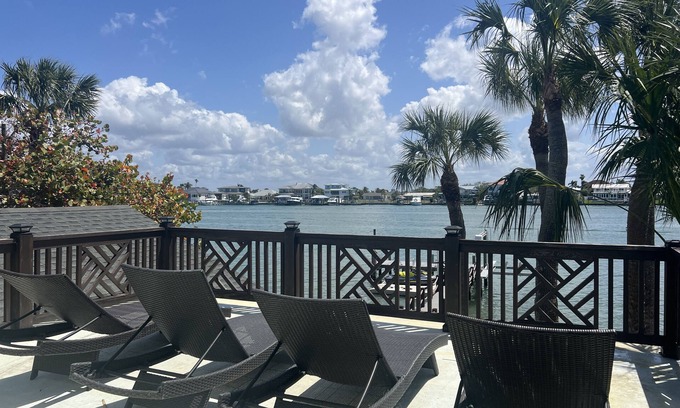 Bay Esplanade House | Water Front Home, with a short stroll to beach in Clearwater.