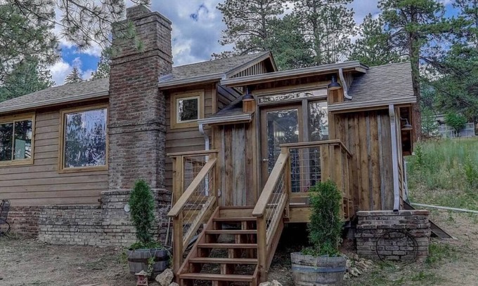 Evergreen Cabin | waterfall/stream, sauna, fireplace, hammock, full kitchen