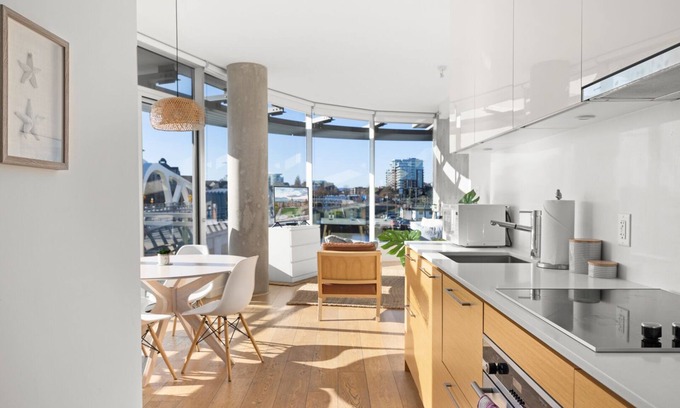 Inner Harbour Condo | Waterfront Condo in the best location! Free Parking
