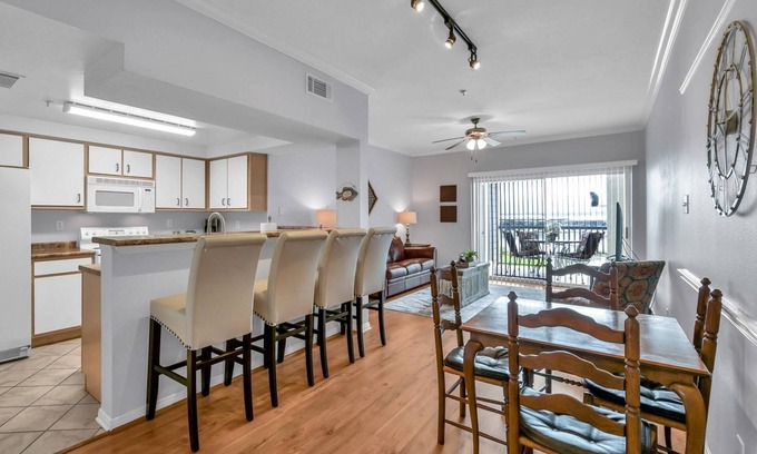 Walden on Lake Conroe Condo | Waterfront Condo with Patio, Pool Access & Walk to Dining—Perfect for Your Next Relaxing Getaway!