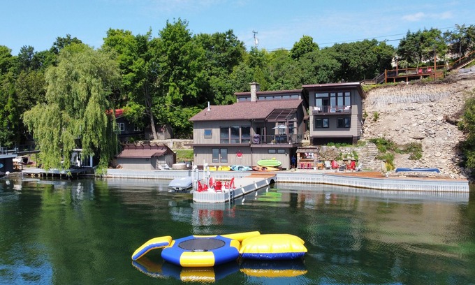 Elizabethtown-Kitley House | Waterfront Cottage With Unique Design