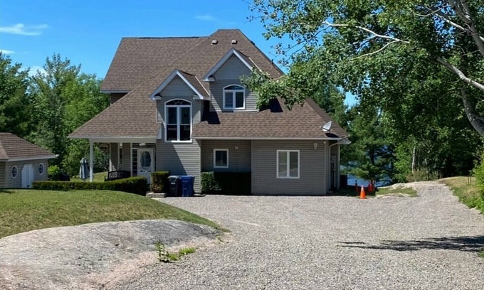 Nipissing House | Waterfront Executive Cottage on Nipissing