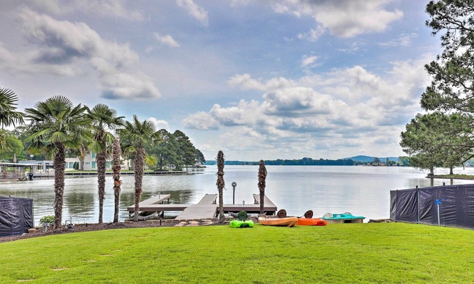 Lake Hamilton Cottage | Waterfront Home ~ 4 Mi to Oaklawn Racing Casino!