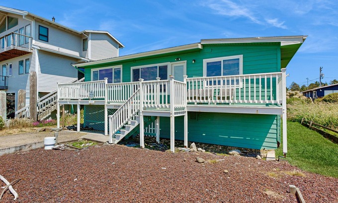 Cape Meares House | Waterfront house with ocean views & gorgeous sunsets - dog-friendly