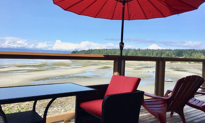 Gillies Bay Cottage | Waterfront Log Cabin, Steps to beach, Texada Island, Gulf Islands