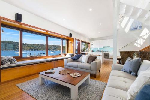 Scotland Island House | Waterfront Scotland Island Holiday Home - Family & Pet Friendly - 3 Bedrooms - Wifi - Netflix - Private Jetty