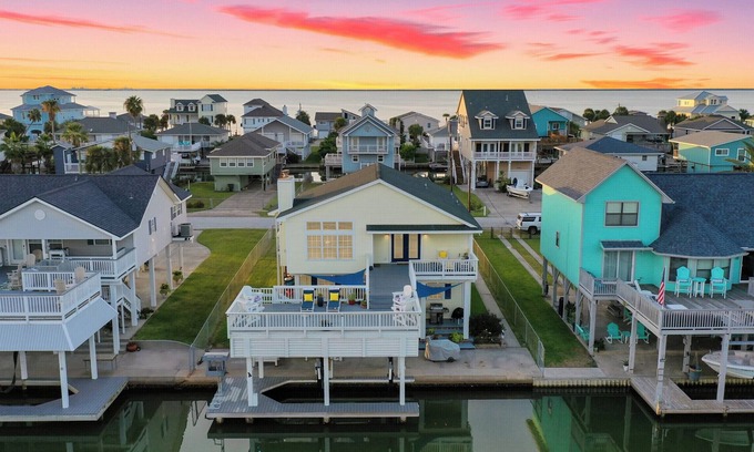 Galveston House | Waterfront Sea Isle Beach House ~Deck ~Boat Lift ~Kayaks ~On Canal ~Pets