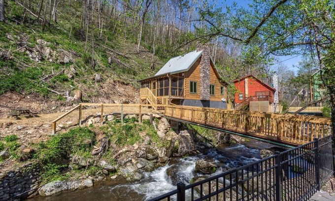 Gatlinburg Cabin | Waterfront/See And Hear Rushing Water/Hot Tub/.9 Miles 2 Downtown Gatlinburg