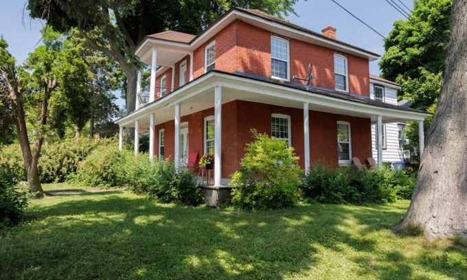 Pointe Claire House | Waterfront Spacious 4-bedroom house with WiFi and AC in gorgeous Pointe-Claire