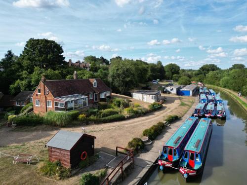 Linslade House | Waterside Cottage - Sleeps 11 on Grand Union Canal