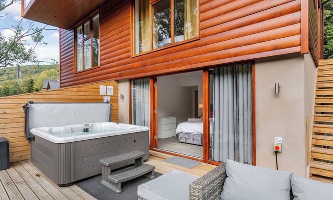 Rastrick Cottage | Waterside Lodge Five -UK38263