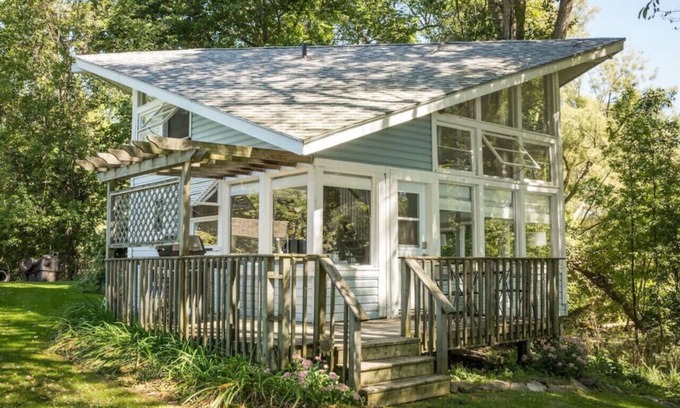 Waupoos House | Waupoos Commons - Beach Front Chalet