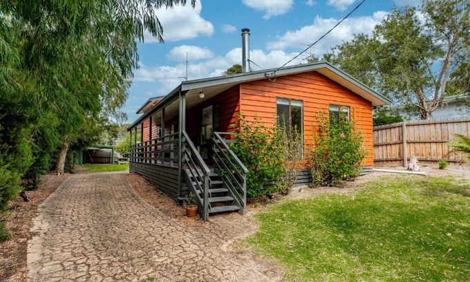 Inverloch House | Wavelength Free Wifi and Pet Friendly outside only