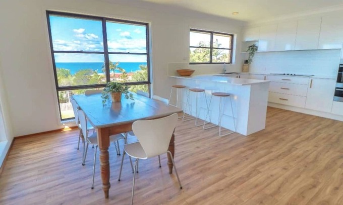 Caves Beach House | Waves @ Caves - spectacular ocean views