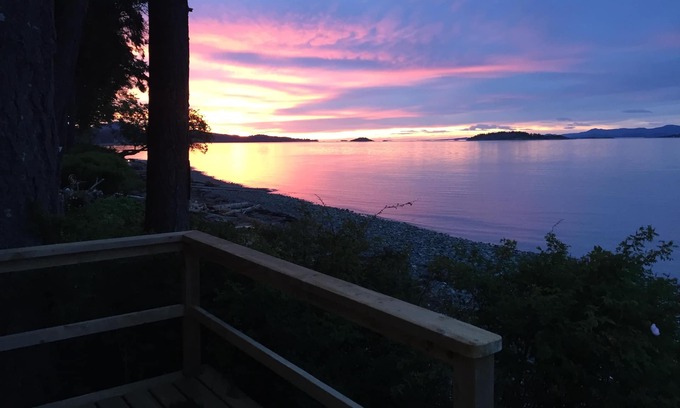 Regional District of Nanaimo Cottage | WE ARE SO SORRY, THIS PROPERTY IS NO LONGER AVAILABLE FOR SHORT TERM RENTALS.
