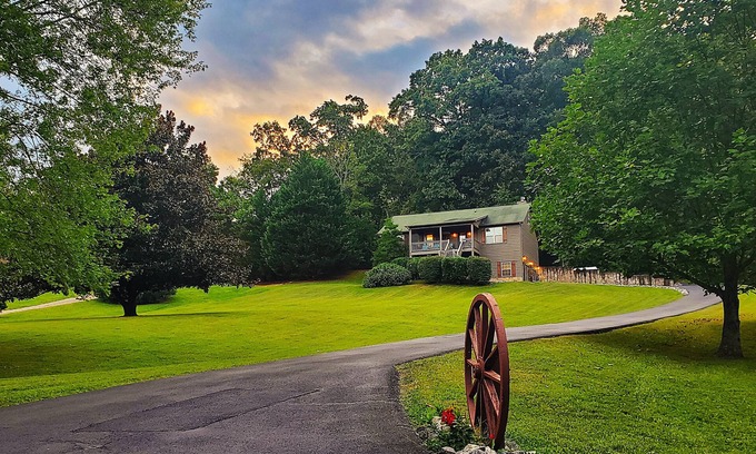 Wears Valley Cabin | WEARS VALLEY Getaway ~ 3/3 ~ EZ Access ~ GameRm ~ VIEWS ~ Firepit/Yard ~ Dogs OK