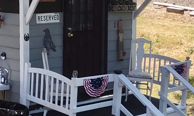 Roseburg Cabin | Welcoming cabin with AC in charming Glide