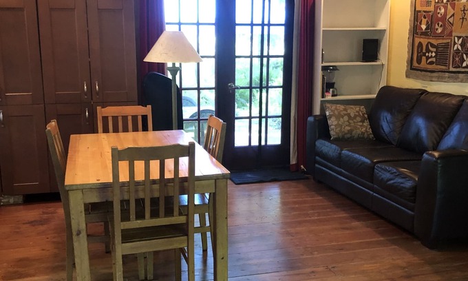 Hornby Island Cabin | Well-equipped Cedar Cabin close to beaches.