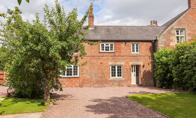 Chester Cottage | WELL HOUSE FARM FLAT 2, with a garden in Bretton