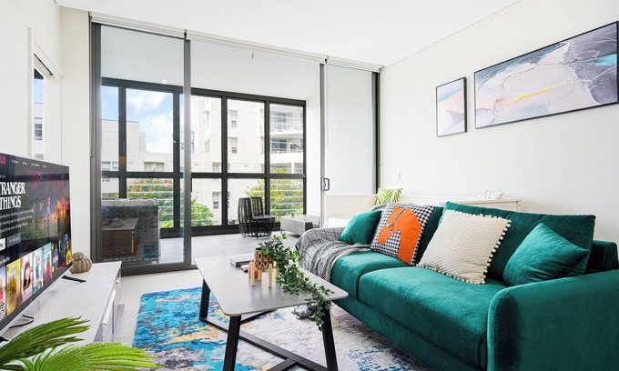 Sydney Olympic Park Apartment | Wentworth Point Modern 2Br with large belconyn