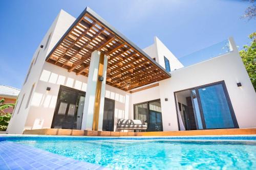 Lighthouse Estates House | West Bay Breeze home