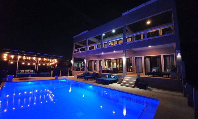 Lighthouse Estates Apartment | West Bay Suite (King Suite)