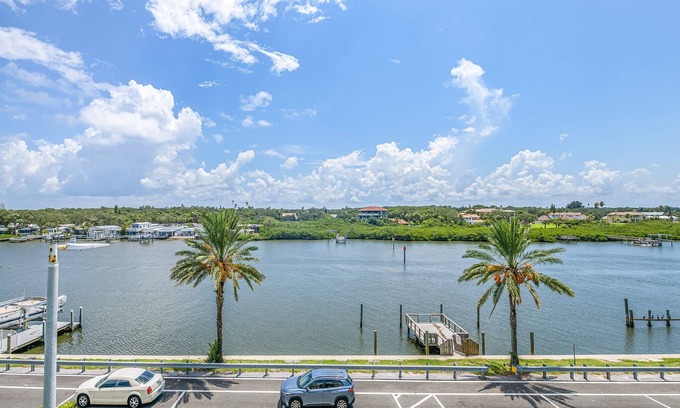 Indian Rocks Beach Condo | West Coast Vista 3E Bay View Condo with Beachfront Heated Pool