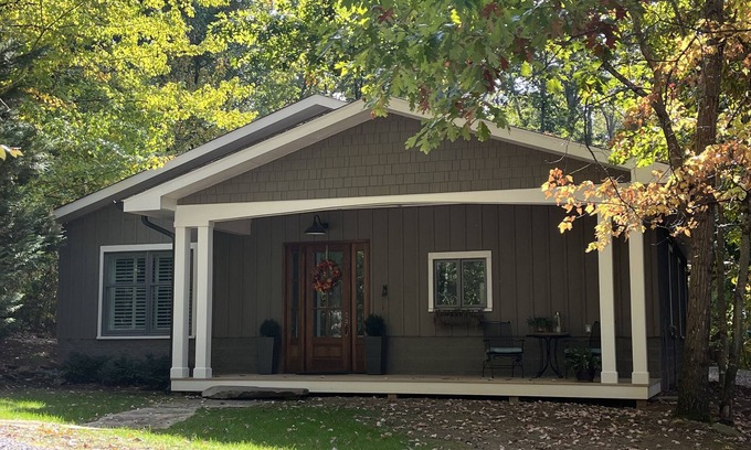 Ashley Oaks Cottage | West Knoxville - Guest Cottage in Private Wooded Neighborhood