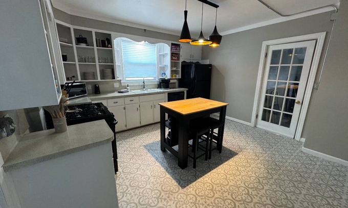 Grand Rapids House | West Side Gem. 3-bedroom house in Grand Rapids with AC, WiFi, Laundry for 6