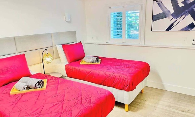 West University House | West Uni|4Bedroom|3Bath|Sleeps15