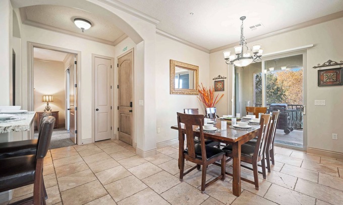 Hurricane Condo | Western Front - Rustic Charm & Comfort