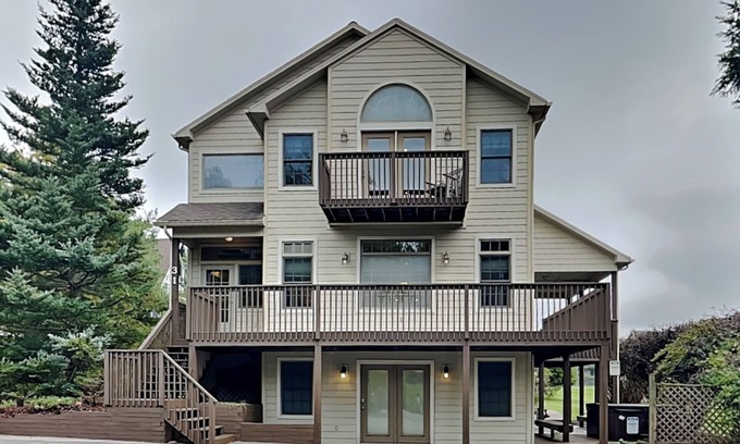 McHenry House | Westwind | Great Views, Hot Tub, Pool Table