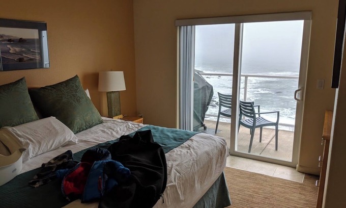 Logsden Resort | Whale Pointe Resort: 3-bedroom, 3rd floor - unit sleeps 8 in Depoe Bay.