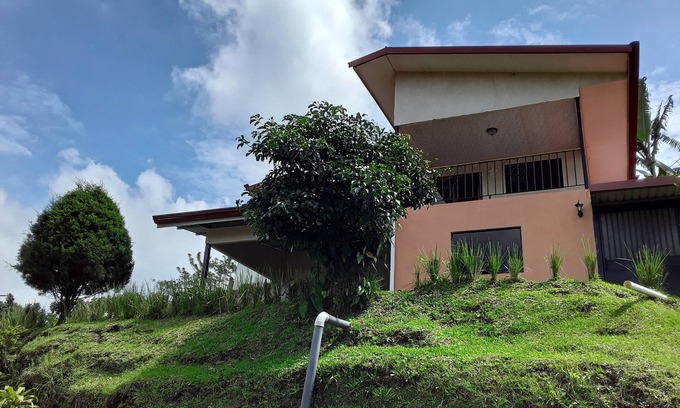 Grecia House | What A Retreat! In a pleasant neighborhood in the beautiful hills above Grecia.