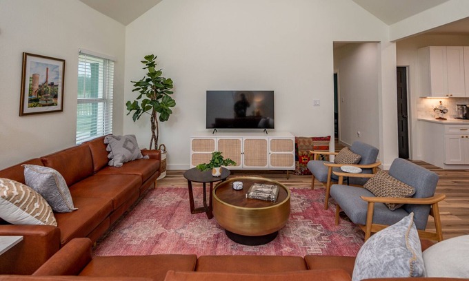 Jefferson House | Wheelchair Accessible Home 5 Miles From Riverwalk