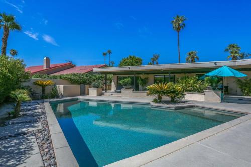 Bermuda Dunes House | Where the Airways Meet the Fairways