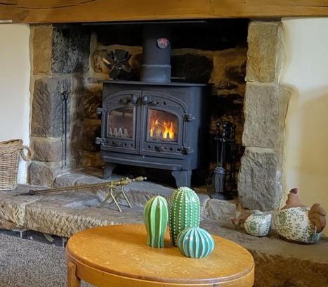 Tansley House | Whimsy by the Peaks - dogs stay free, EV station, fenced garden, gastro pub