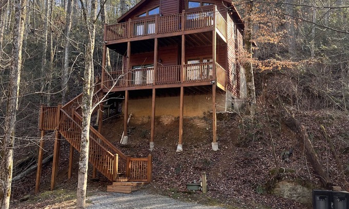 Gatlinburg - Pigeon Forge Cabin | Whispering Creek. Your Perfectly Located Smoky Mountain Cabin Experience.