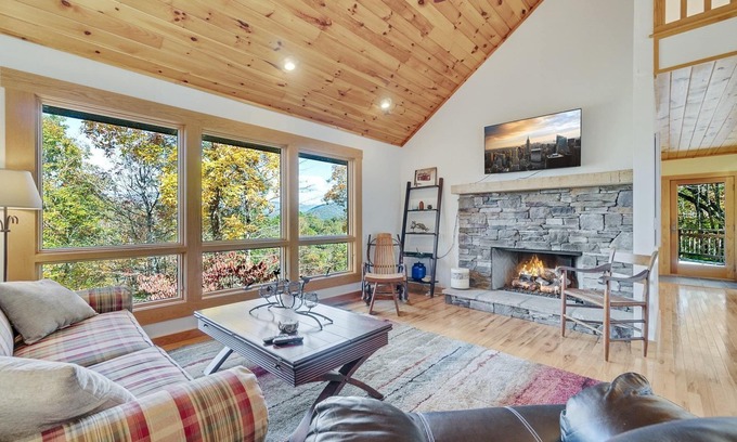 Bryson City Cabin | Whispering Pines Lakehouse - Whispering Pines Lakehouse - private dock and free