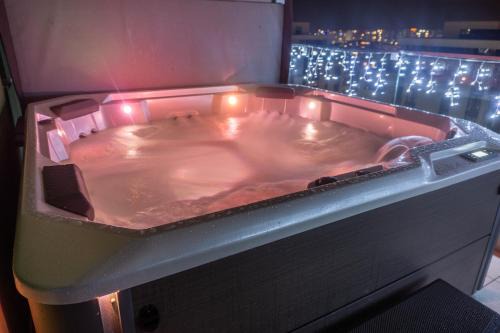 Tractorul Apartment | White Dream Penthouse with Jacuzzi