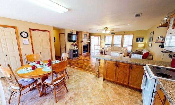 Mountain View House | WHITE RIVER CABIN, DIRECT RIVER ACCESS, AMAZING, TRANQUIL VIEWS ! Pet Friendly