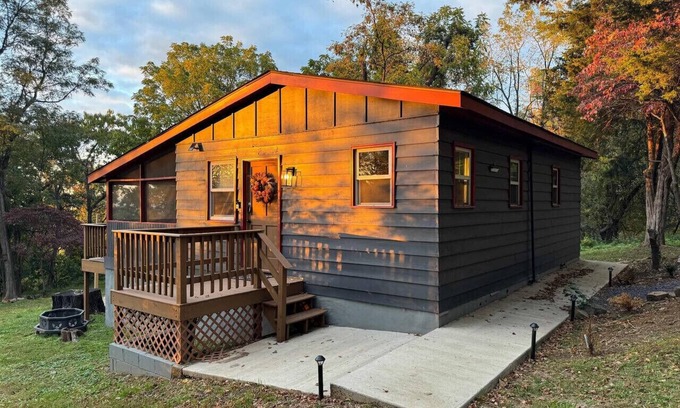 Linden Apartment | Whitetail Cabin | Couple`s Retreat w/Hot Tub