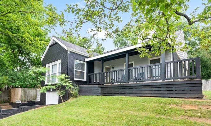 Clarksville House | Whole Home 102 Madison Ter